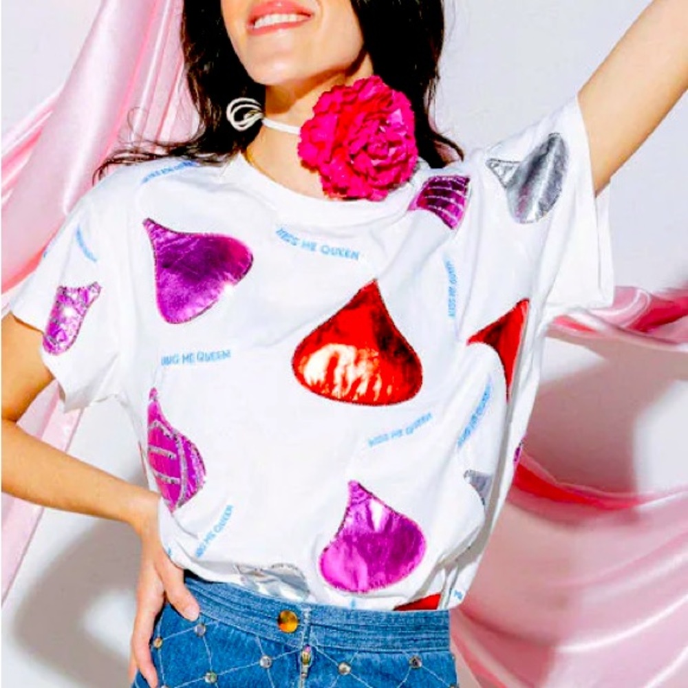 Kiss me Queen Tee
